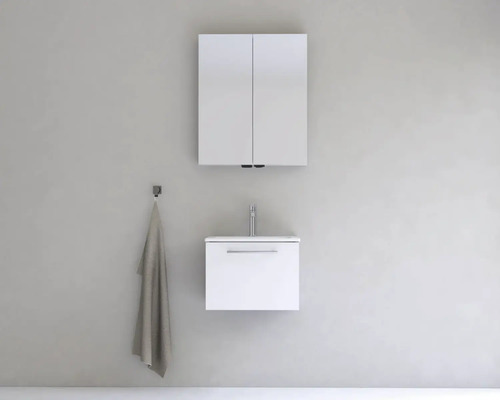 Kúpeľňa s umývadlovou skrinkou, umývadlom a zrkadlovou skrinkou