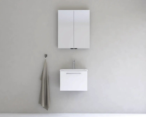 Kúpeľňová scéna s umývadlovou skrinkou, zrkadlovou skrinkou a háčikom na uteráky