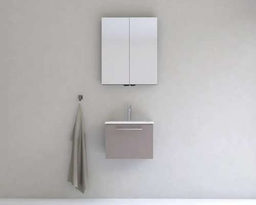 Moderná kúpeľňa so zrkadlovou skrinkou, umývadlom a držiakom na uteráky