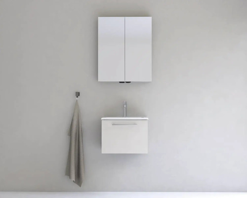 Moderná kúpeľňová súprava s umývadlovou skrinkou, umývadlom, zrkadlovou skrinkou a držiakom na uteráky pre usporiadané a svetlé prostredie.