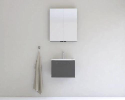 Kúpeľňa s umývadlovou skrinkou, umývadlom, zrkadlovou skrinkou a háčikom na uteráky