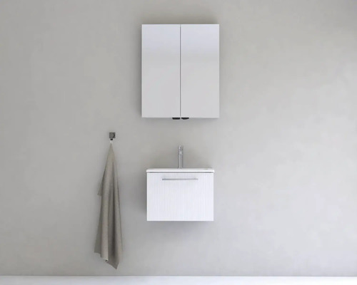 Kúpeľňa so zrkadlovou skrinkou, skrinkou pod umývadlo a uterákom