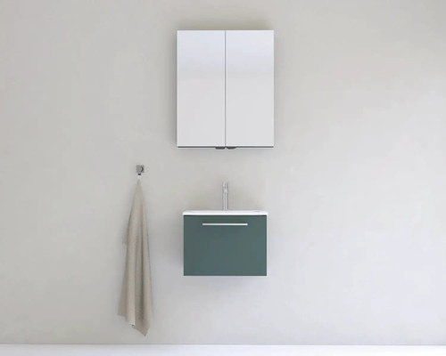 Moderná kúpeľňa s umývadlovou skrinkou, zrkadlovou skrinkou a uterákom