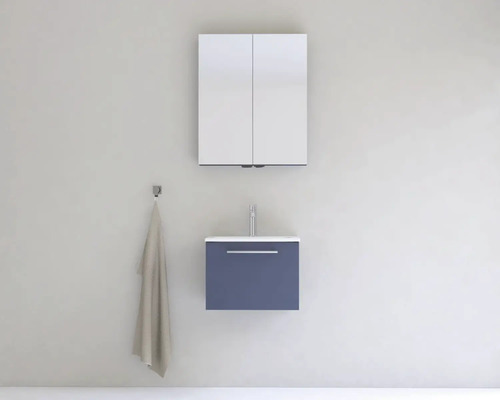 Moderná kúpeľňa s umývadlovou skrinkou, zrkadlovou skrinkou a držiakom na uteráky