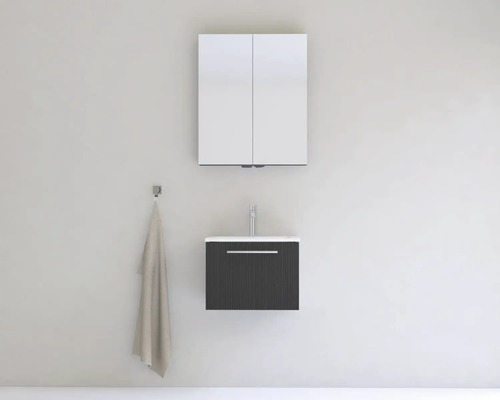 Kúpeľňa s umývadlovou skrinkou, umývadlom, zrkadlovou skrinkou a háčikom na uteráky