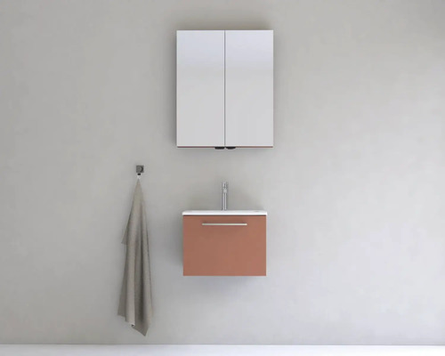 Moderná kúpeľňa so zrkadlovou skrinkou, skrinkou pod umývadlo a uterákom