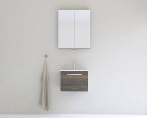 Moderná kúpeľňa so zrkadlovou skrinkou, umývadlom a uterákom