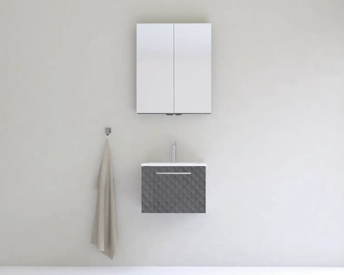 Kúpeľňa so zrkadlovou skrinkou, umývadlom a uterákom