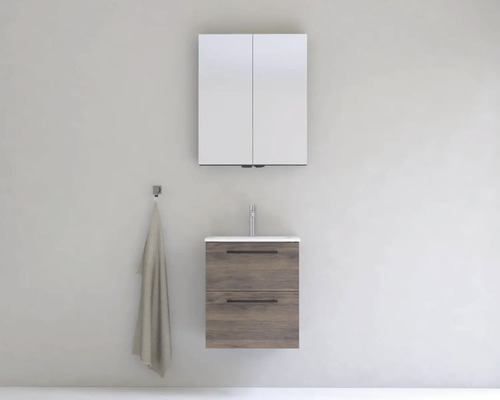 Kúpeľňa s umývadlovou skrinkou, umývadlom, zrkadlovou skrinkou a držiakom na uteráky