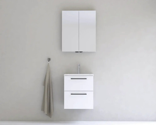 Kúpeľňa s bielou skrinkou pod umývadlo, umývadlom na dosku, batériou a zrkadlovou skrinkou