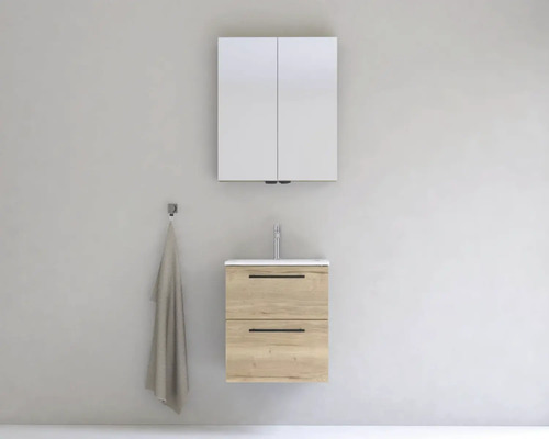 Moderná kúpeľňa s umývadlovou skrinkou, umývadlom na dosku, zrkadlovou skrinkou a háčikom na uterák