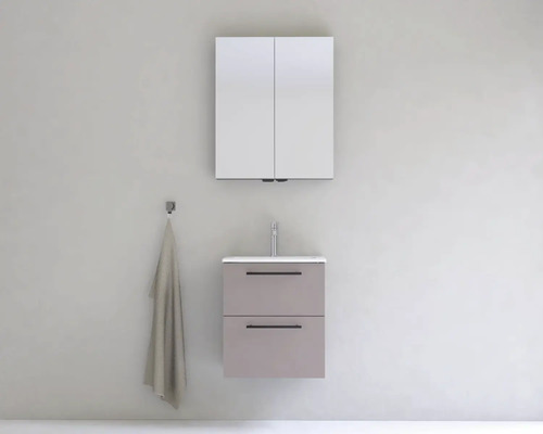 Kúpeľňa so zrkadlovou skrinkou, umývadlovou skrinkou s dvomi zásuvkami a háčikom na uteráky