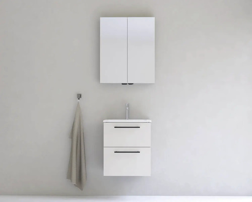 Moderná kúpeľňa s umývadlovou skrinkou, zrkadlovou skrinkou a uterákom