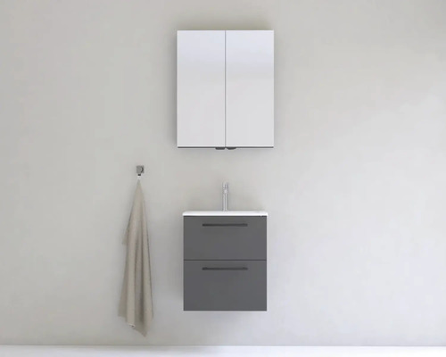 Kúpeľňa s umývadlovou skrinkou, umývadlom a zrkadlovou skrinkou