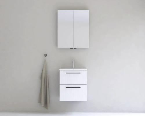 Kúpeľňa s umývadlovou skrinkou, zrkadlovou skrinkou a uterákom