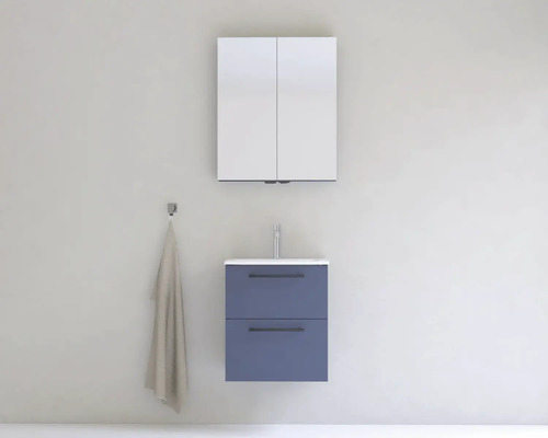 Kúpeľňová scéna s umývadlovou skrinkou, umývadlom, zrkadlovou skrinkou a držiakom na uteráky