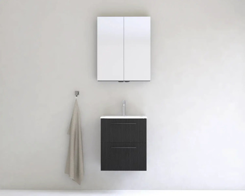 Kúpeľňa s umývadlovou skrinkou, zrkadlovou skrinkou a háčikom na uteráky na stene