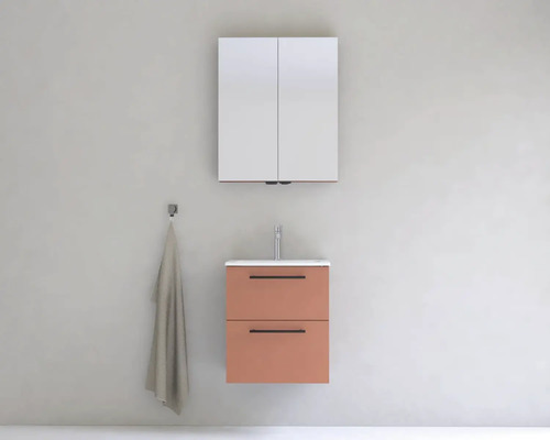 Moderná kúpeľňa s umývadlovou skrinkou, umývadlom, zrkadlovou skrinkou a uterákom