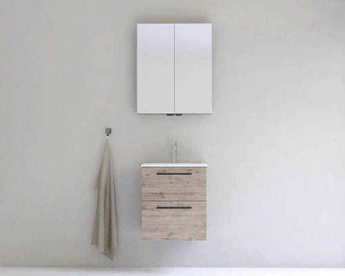 Kúpeľňa s umývadlovou skrinkou, umývadlom, zrkadlovou skrinkou a držiakom na uteráky