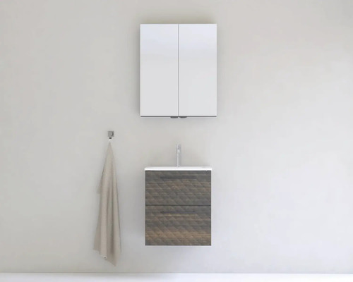 Kúpeľňa s umývadlovou skrinkou, umývadlom, zrkadlovou skrinkou a držiakom na uteráky