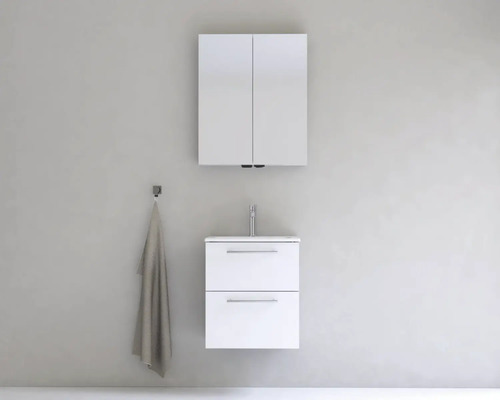 Kúpeľňa s umývadlovou skrinkou, zrkadlovou skrinkou a uterákom