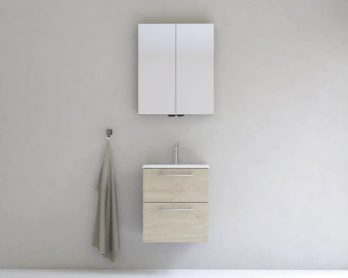 Kúpeľňa s umývadlovou skrinkou, umývadlom, zrkadlovou skrinkou a držiakom na uteráky