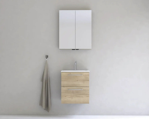 Kúpeľňa s umývadlovou skrinkou, umývadlom na dosku, zrkadlovou skrinkou a držiakom na uteráky