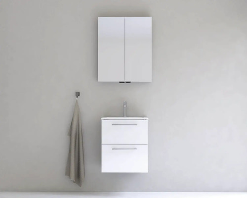 Moderná kúpeľňová súprava s bielym umývadlom, zrkadlovou skrinkou a uterákom