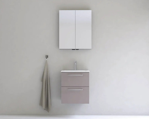Kúpeľňa s umývadlovou skrinkou, umývadlom, zrkadlovou skrinkou a držiakom na uteráky