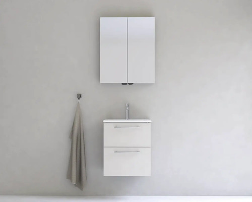 Kúpeľňa s umývadlovou skrinkou, umývadlom a zrkadlovou skrinkou