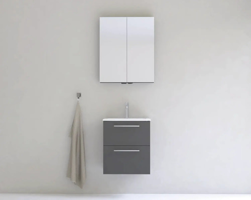 Kúpeľňová scéna s umývadlovou skrinkou, zrkadlovou skrinkou a háčikom na uteráky