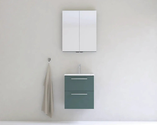 Kúpeľňa s umývadlovou skrinkou, umývadlom a zrkadlovou skrinkou