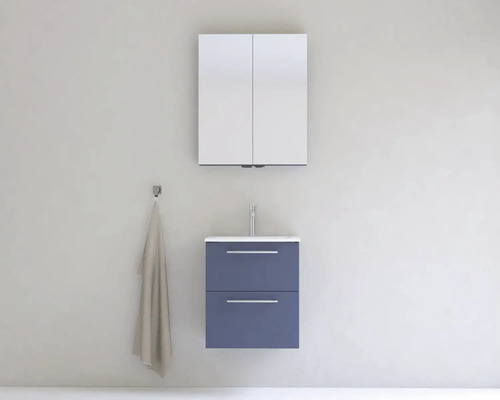 Kúpeľňa s umývadlovou skrinkou, umývadlom, zrkadlovou skrinkou a držiakom na uteráky