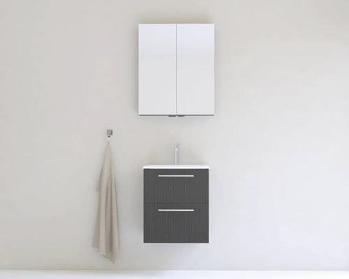 Kúpeľňa so zrkadlovou skrinkou, umývadlom a uterákom