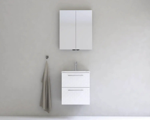 Kúpeľňa s umývadlom, zrkadlovou skrinkou a držiakom na uteráky