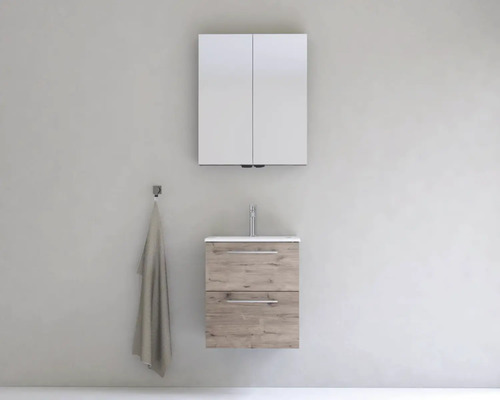 Kúpeľňa s umývadlovou skrinkou, umývadlom, zrkadlovou skrinkou a držiakom na uteráky