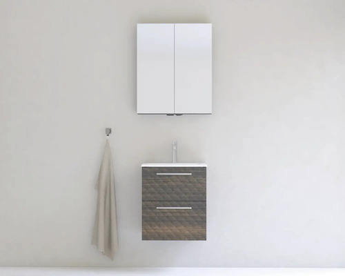 Kúpeľňa s umývadlovou skrinkou, umývadlom, zrkadlovou skrinkou a držiakom na uteráky