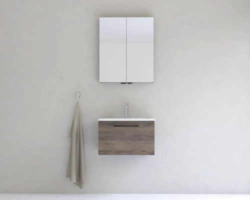 Kúpeľňa s umývadlom, zrkadlom a uterákom