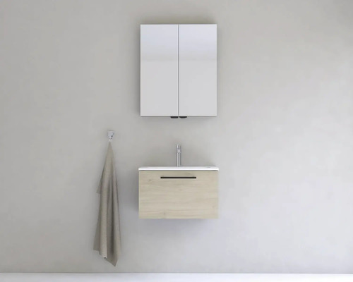 Kúpeľňa so zrkadlovou skrinkou, umývadlom a uterákom