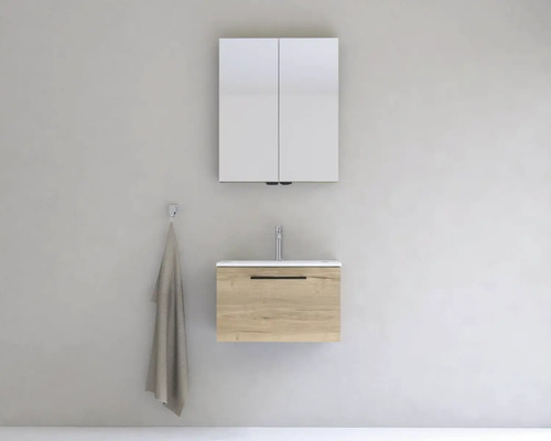 Kúpeľňa s umývadlovou skrinkou, umývadlom a zrkadlovou skrinkou