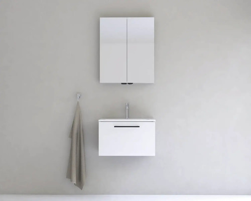 Kúpeľňa s umývadlovou skrinkou a zrkadlovou skrinkou