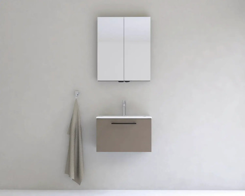 Moderný kúpeľňový komplet s umývadlom, zrkadlovou skriňou a uterákom