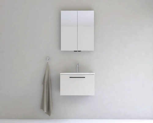 Svetlá kúpeľňa s umývadlovou skrinkou a zrkadlovou skrinkou