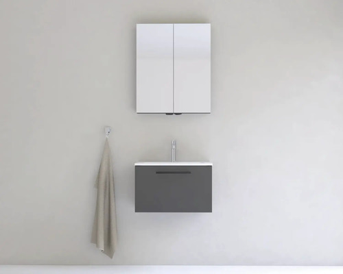 Kúpeľňa s umývadlovou skrinkou, zrkadlovou skrinkou a uterákom