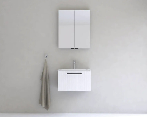 Kúpeľňa s umývadlovou skrinkou, zrkadlovou skrinkou a držiakom na uteráky