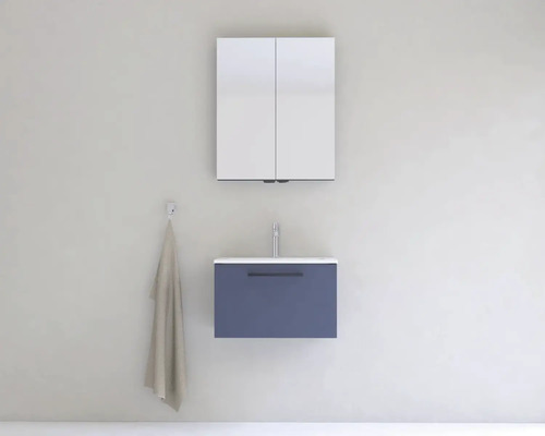 Moderná kúpeľňa s umývadlom, zrkadlom a uterákom