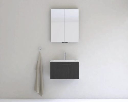 Kúpeľňa s umývadlovou skrinkou, zrkadlovou skrinkou a uterákom