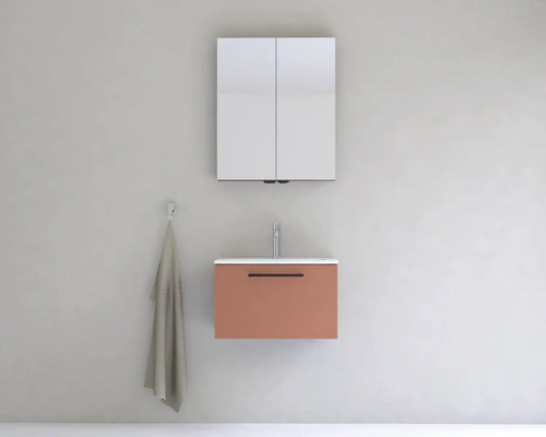 Kúpeľňa s umývadlom, zrkadlovou skrinkou a uterákom