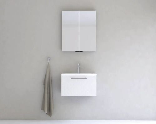 Moderná kúpeľňa s umývadlovou skrinkou, zrkadlovou skrinkou a uterákom