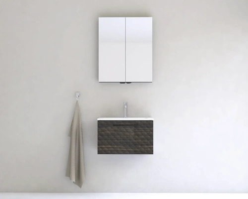 Kúpeľňová scéna so zrkadlovou skrinkou, umývadlom a uterákom